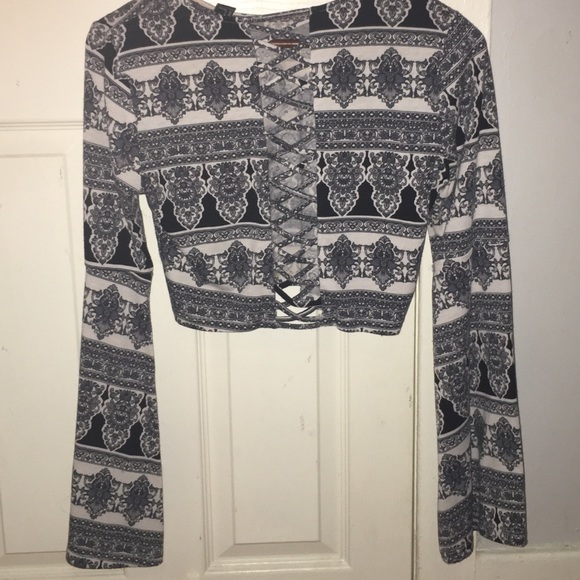 🦋 Hippie Bell Sleeve Croptop 🦋 - Picture 2 of 4